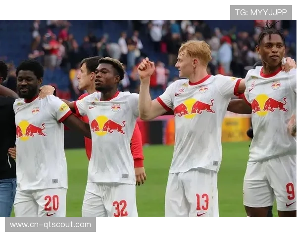 拜仁边后卫内收创造半空间，破解对手人盯人防守