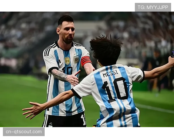 球迷冲入场内求婚，保安迅速带离，比赛短暂中断