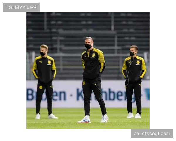 特写：门兴教练席，助理教练频繁向场上传达阵型收缩指令